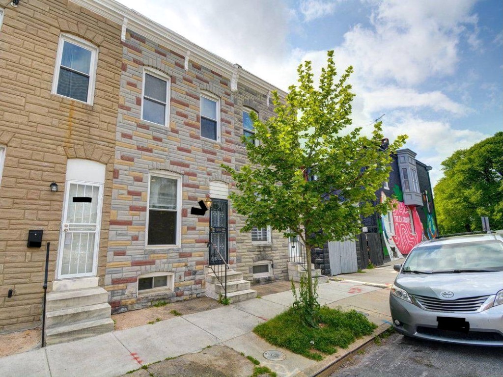 Pigtown Baltimore: Formstone rowhouses along the sidewalk—cover street view